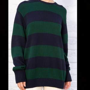 Säljer min brianna sweater i färgerna blå och grön från brandy melville!❤️ Köp direkt för 300kr! Köptes för 400kr,  Köparen står för frakt. Om det väger mindre så kan jag skicka tillbaka pengar för porto