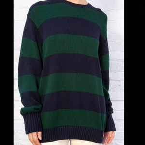 Brianna sweater - Säljer min brianna sweater i färgerna blå och grön från brandy melville!❤️ Köp direkt för 300kr! Köptes för 400kr,  Köparen står för frakt. Om det väger mindre så kan jag skicka tillbaka pengar för porto