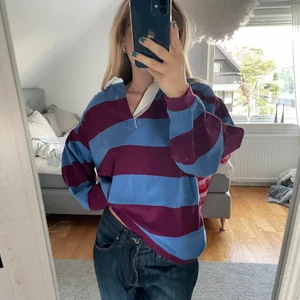 Tröja  - Tröja köpt second hand! Randig med en vit ”skjortkrage”❤️superbra skick och större i storleken