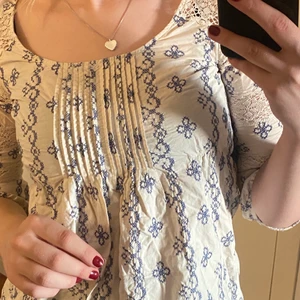 oddmolly blus - blus med spetsdetaljer och band att knyta bak på ryggen