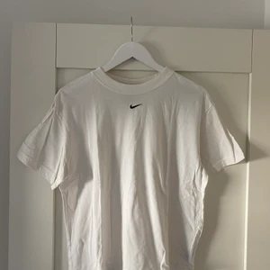 Nike t-shirt  - Säljer en vit nike t-shirt💓