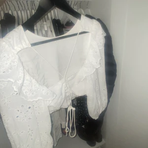 Zara topp - En så söt vit topp från zara med öppen rygg!!!! Så fin på sommaren men också med ett par jeans ❤️❤️❤️