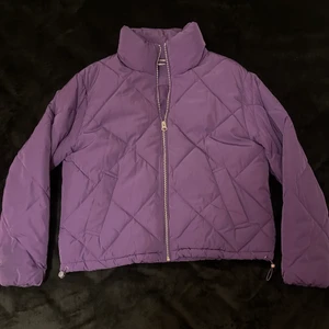 Puffer jacka - Jättefin färg och helt ny puffer jacka. Oanvänd och inga skador.