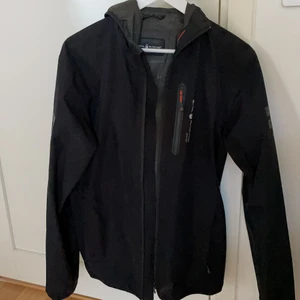 Sail racing vindjacka - Fin sail racing vindjacka i storlek M. Haft den i lite mer än 1 år. Köpt för 2700 säljer för 800