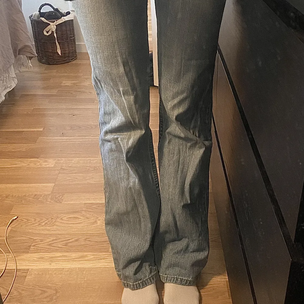 Vintage lowwaist Levis jeans. Älskar dessa men dom är tyvärr för små. Tyvärr kunde jag inte riktigt få bättre bilder på eftersom dom är för små men skulle säga att passar någon som har xs/S på byxor. Gick till svanken/höftbenet på mig🥰. Jeans & Byxor.