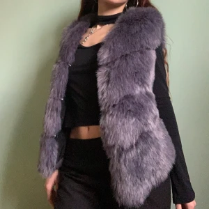 Roro faux fur vest - Så fin fuskpälsväst i blågrå färg🤌🏼✨ ärvd av släkting som köpte den i Asien. I felfritt skick💎 står strl XL men jag skulle säga att den är M/L. Går att stänga (💸Rabatt & samfrakt vid köp av flera varor)
