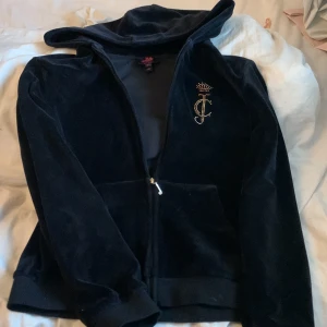 Juicy Couture tröja - Superfin äkta juicy tröja i svart, använd fåtal gånger 