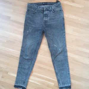 Zara Here Jeans Carrot fit  - Zara Jeans Carrot fit i väldigt bra skick! 8/10. Storlek EUR 38  Samfraktar även med andra plagg!