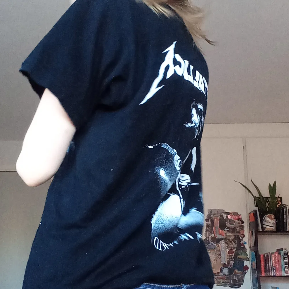 Metallica t-shirt med fram och baksida.  Säljer pga lyssnar inte på Metallica längre.. T-shirts.
