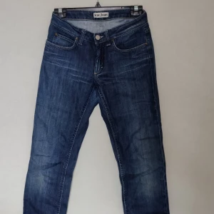 Acne jeans - Fint skick skick, använda ett få tal gånger, som nya. Mörk blåa jeans från Acne. Lågmidja, strl:27/32