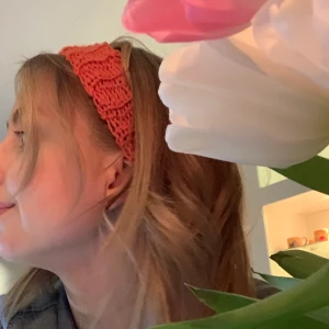Hårband - Säljer nu mitt otroligt fina hårband som jag virkat i färgen orange. Bra kvalite och ett hårband som är stretchigt. Handvirkat! Kan göra flera med specifika önskemål, hör av dig 🥰