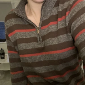 Ziptröja - Sååååå cool ziptröja som har använts flitigt men fortfarande bra skick❤️‍🔥köpte den själv på beyond retro men känner att det är dags för nån annan att få använda den😍