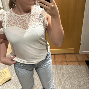 Vit blus - Vit trendig blus från veromoda. Inga  fläckar eller skador. Storlek S. Säljer även en likadan i svart