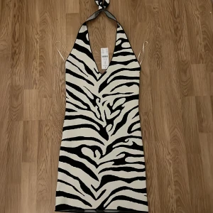 Klänning  - Helt ny klänning med öppen rygg!