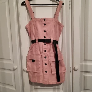 Jeansklänning - Superfin klänning som tyvärr aldrig kommit till användning. Helt oanvänd med lappar kvar. Nypris 299. Kom med prisförslag om det angivna inte passar. Köparen står för frakt.