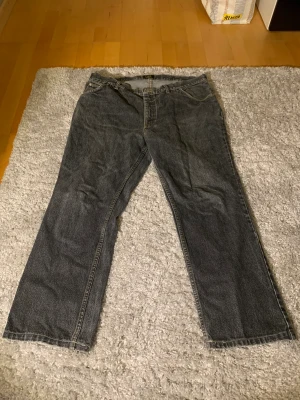 Baggy jeans - Väldigt stora o korta jeans. Vet ej storlek men ksk 37/31. Skum storlek, vet ej om intresse finns. Skriv för fler bilder. Från Lee.