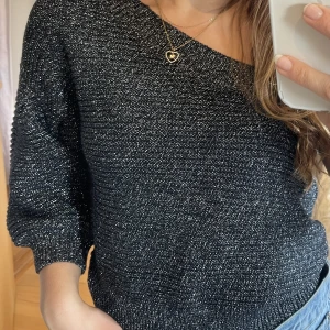 Mango Glittrig One-shoulder - Glittrig topp från Mango, ej använd☀️