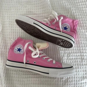Oanvända rosa converse  - Helt oanvända converse i fin rosafärg. Beställda förra sommaren men var tyvärr för små när jag fick dem. Hoppas att de kan förgylla någon annans vår/sommar nu istället💗🌷💗