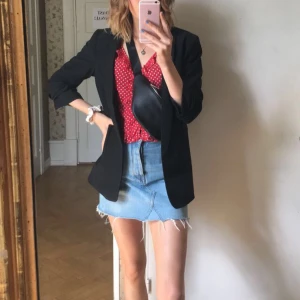 Blazer kavaj  - Jättefin svart kavaj med ärmar i lite kortare längd strl xs! 🤍 Tryck inte på köp nu utan skriv vid intresse 🌈🍒