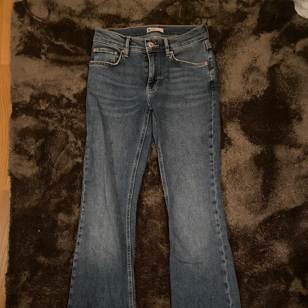 Lågmidjade bootcut jeans från Gina tricot. Köpte i somras, väl använda men i bra skick inga defekter. Köperen står för frakten🤍. Jeans & Byxor.