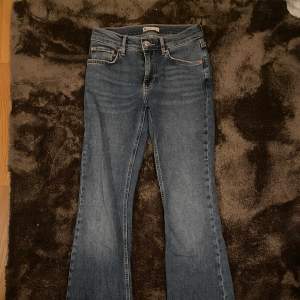 Lågmidjade bootcut jeans från Gina tricot. Köpte i somras, väl använda men i bra skick inga defekter. Köperen står för frakten🤍