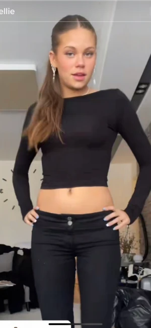 Tröja  - Säljer denna tröja som är öppen i ryggen då jag inte tyckte den passade, helt oandvänd (lånade bilder från TikTok)