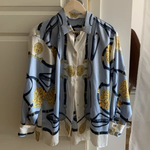 Mönstrad blus/skjorta. - Bra skick, endast använd ett fåtal gånger. 