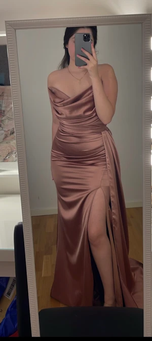 Rosé klänning  - Jätte fin rosé klänning. Använd en gång på ett brölop men passar även som balklänning. Vid snabb affär så kan priset diskuteras. 