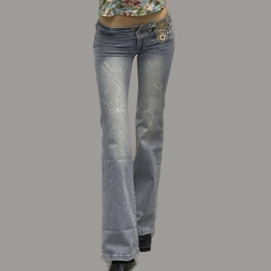 y2k lågmidjade jeans med cutouts - SÅ fina och unika. men som det syns på bilderna är dom för små för mig </3 även liknande cutout på baksidan. jag vill inte skiljas med dom här men har tyvärr inget val. midjan mäter 33 cm när man lägger jeansen platt. 