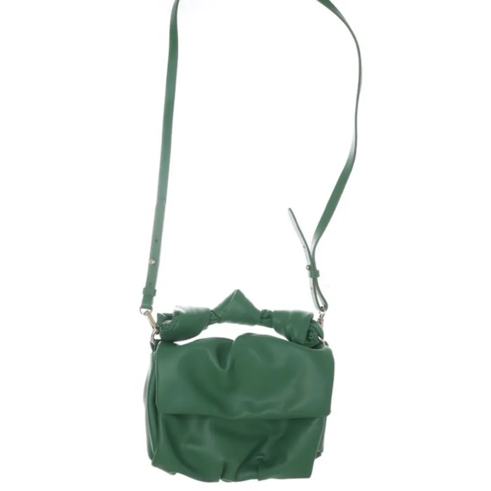 Grön väska från zara som är som ny använd Max 2 gånger. Väskor.
