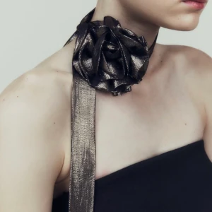 Choker från Zara - Söker dessa!! Skriv till mig om ni vill sälja någon av dessa köper jättegärna!! En blommig choker från Zara som är helt slutsåld