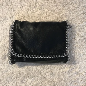 Tiamo väska - Tiamo väska, svart, den större versionen, säljer då den inte kommer till användning, altså använd enstaka gånger😊