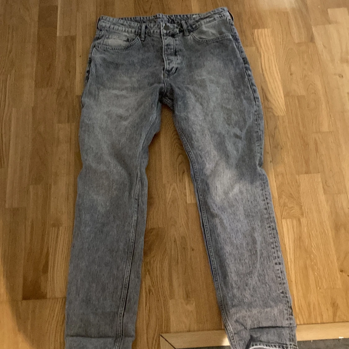 Gråa straight fit jeans