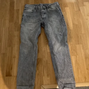 Gråa straight fit jeans - Storlek 34/34, nypris 800 Säljer pga att de är för stora. Funkar perfekt om man vill ha lite mer relaxed fit.
