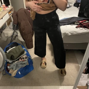 Kostymbyxor  - Svarta kostymbyxor med dragkedja på sidan från Zara. Storlek S, passar därmed inte mig som har M som ni ser på tredje bilden. Aldrig använda.