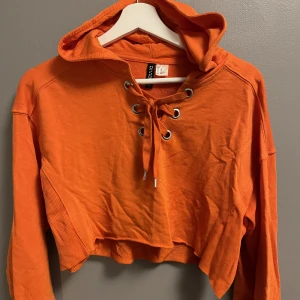 Croppad hoodie  - Färgstark hoodie i tunt sweatshirt tyg. Oversize fit