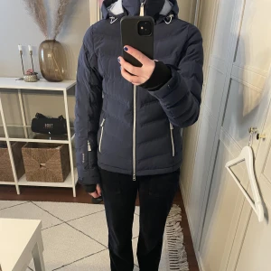 Skidjacka från J.Lindeberg  - Superfin blå skidjacka från J.Lindeberg i storlek xs. Använd en säsong så inga synliga tecken på användning💓köpt för ca. 2000kr, säljer för 700kr+frakt💓skriv för fler bilder!