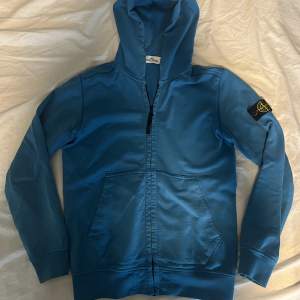 Stone island hoddie, barn storlek 12 år. Jätte bra skick!