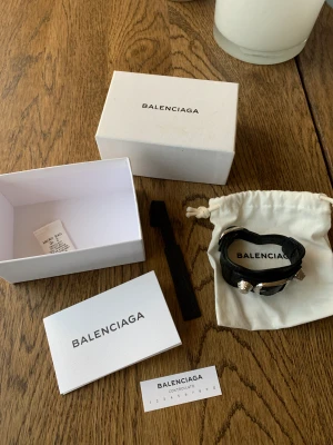 Balenciaga armband - Säljer Balenciaga armband. Pris: 1000kr