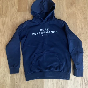 Peak performance tröja - Storlek 160. Fint skick. Mörkblå.