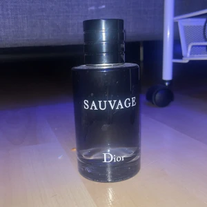 Dior Sauvage - köpte den på flygplatsen för nån månad sen och har inte använd den sen dess, vill ba bli av med den
