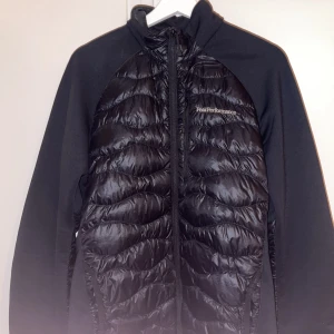 Peakperformance jacka  - Tjena, säljer nu min Peakperformance jacka, rikigt bra skick. Pris kan diskuteras vid snabb affär.