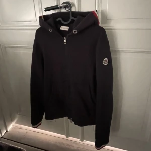 Moncler zip hoodie  - Säljer min moncler zip hoddie. Köpt för ca 1 år sedan. Stl M! . Självklart är den äkta.