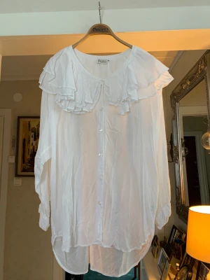 Vit blus från Fransa, st L - Långarmad vit blus från Fransa St L Med volanger