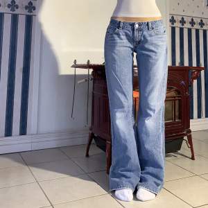 Låga vintage jeans i bootcut⭐️ midja 79 & Innerben 82cm💗 slitna nertill (skriv för närmare bild) annars fint skick💗