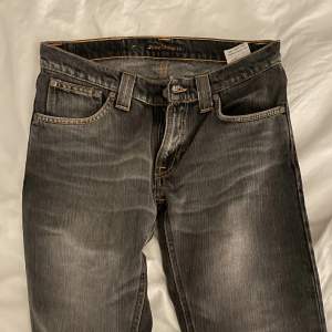 Snygga lågmidjade jeans från nudie jeans. Långa för mig som är 170🥰endast testade. Nya kostar 999kr