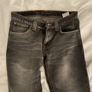 Lågmidjade jeans  - Snygga lågmidjade jeans från nudie jeans. Långa för mig som är 170🥰endast testade. Nya kostar 999kr