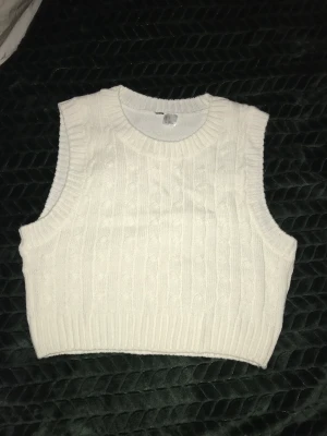 Stickad väst - Stickad väst (ej ull). Använd en gång, inga tecken på användning.