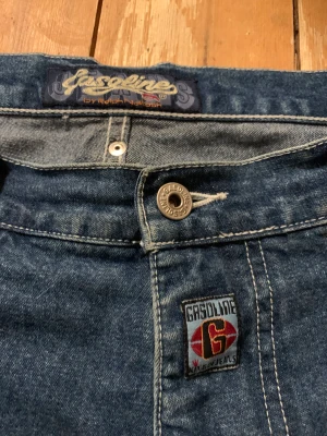 Baggy jeans  - Lite leriga men går att tvätta bort Byxorna är super baggy Står 34x34 med sitter som 32 runt midjan och de är längre än 34