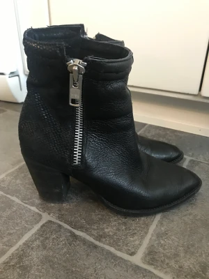 Stövletter  - Snygga stövletter i skinn, m dragkedjan på utsidan. Strl 39 Nypr. 999kr